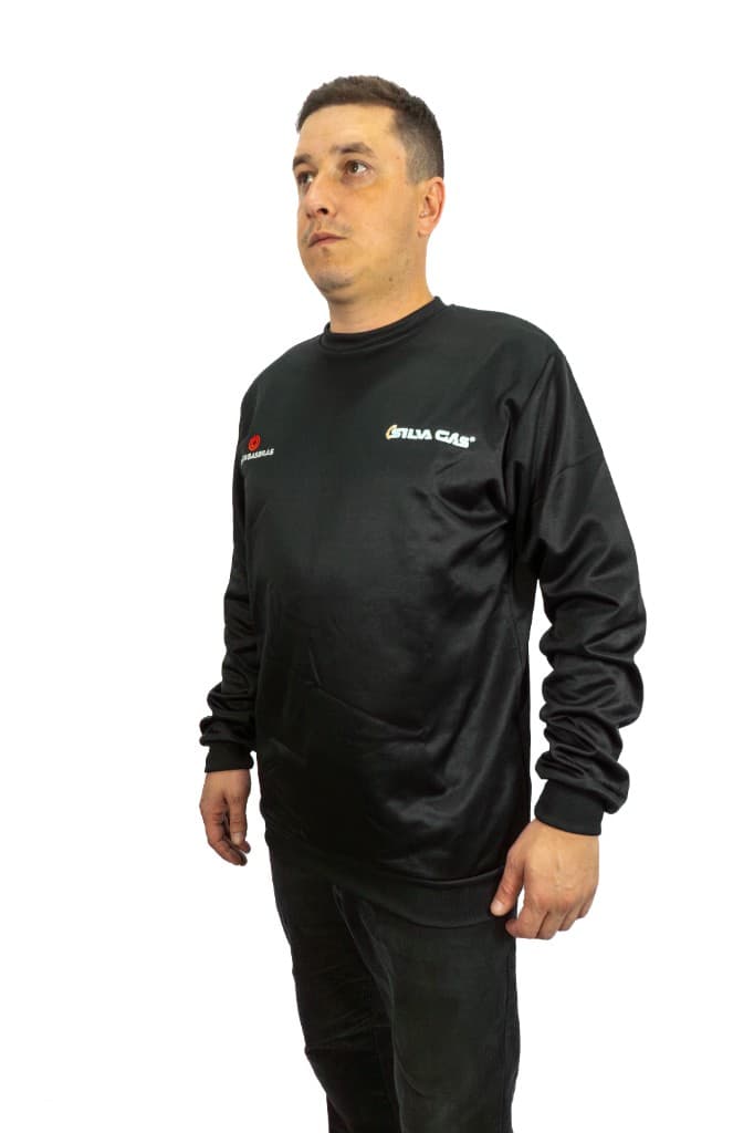 Blusa preta de manga longa, vista de lado