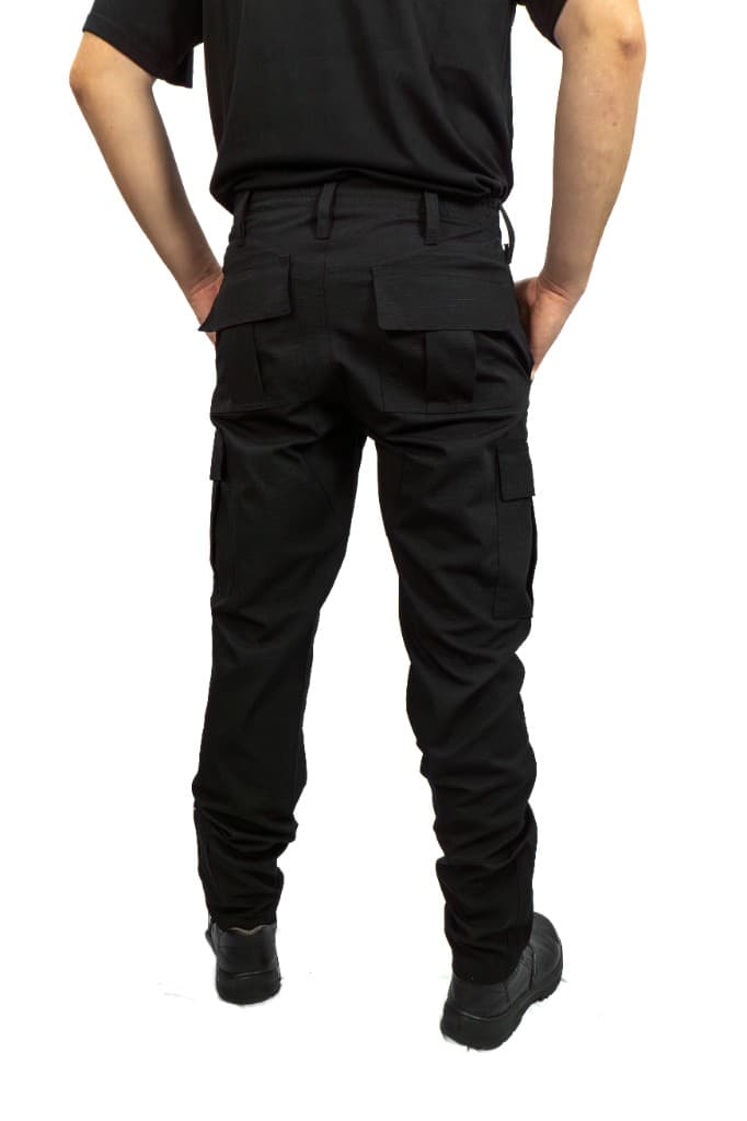 Calça cargo preta, vista de costas