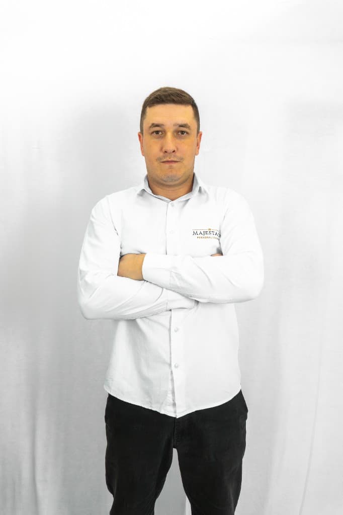 Camisa social branca personalizada, vista de frente