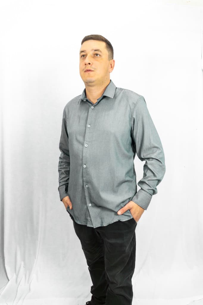 Camisa social cinza, vista de frente