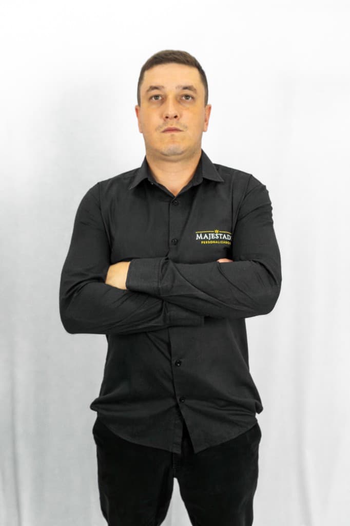 Camisa social preta personalizada, vista de frente