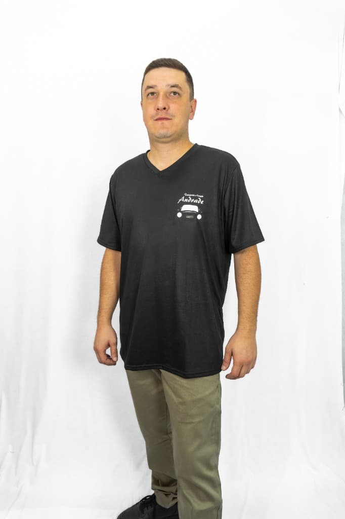 Camiseta preta de gola V, vista de frente