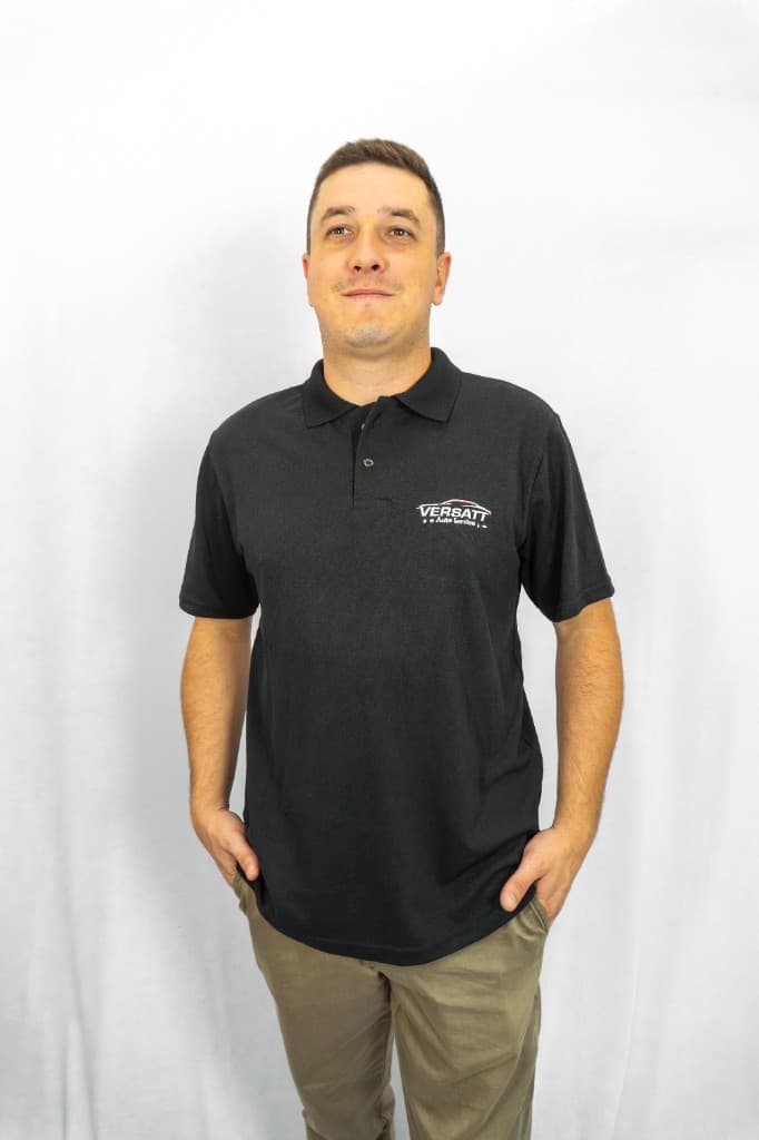 Camisa polo preta, vista de frente