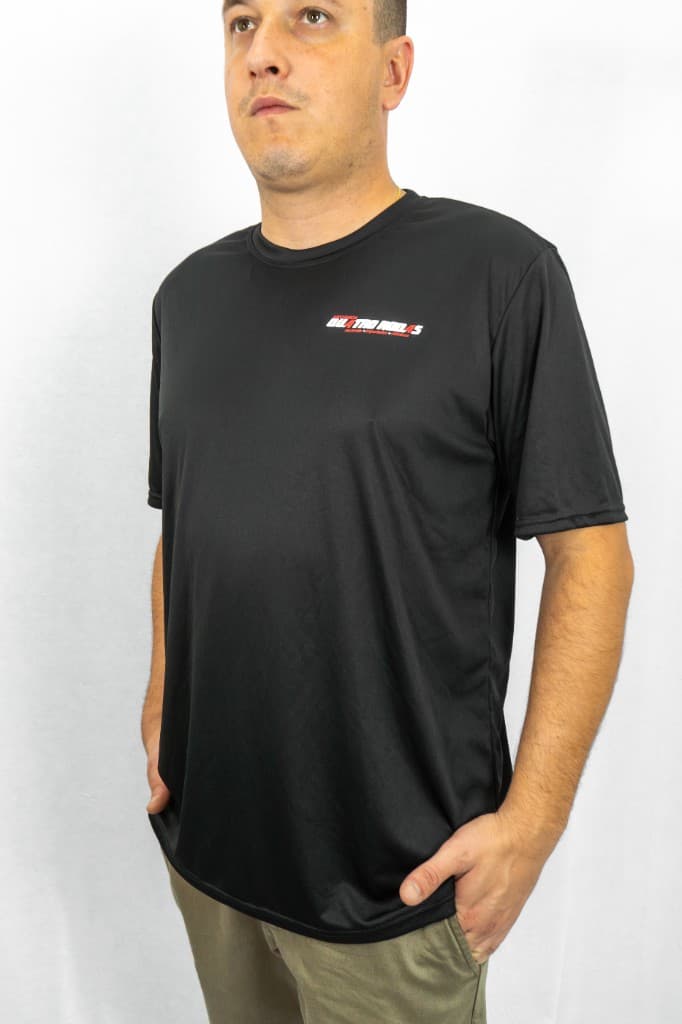 Camiseta preta personalizada, vista de lado