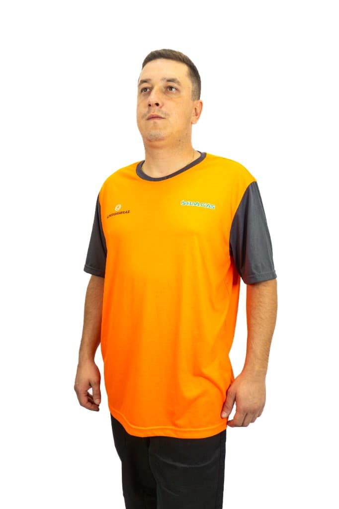 Camiseta laranja com mangas cinza, vista de frente
