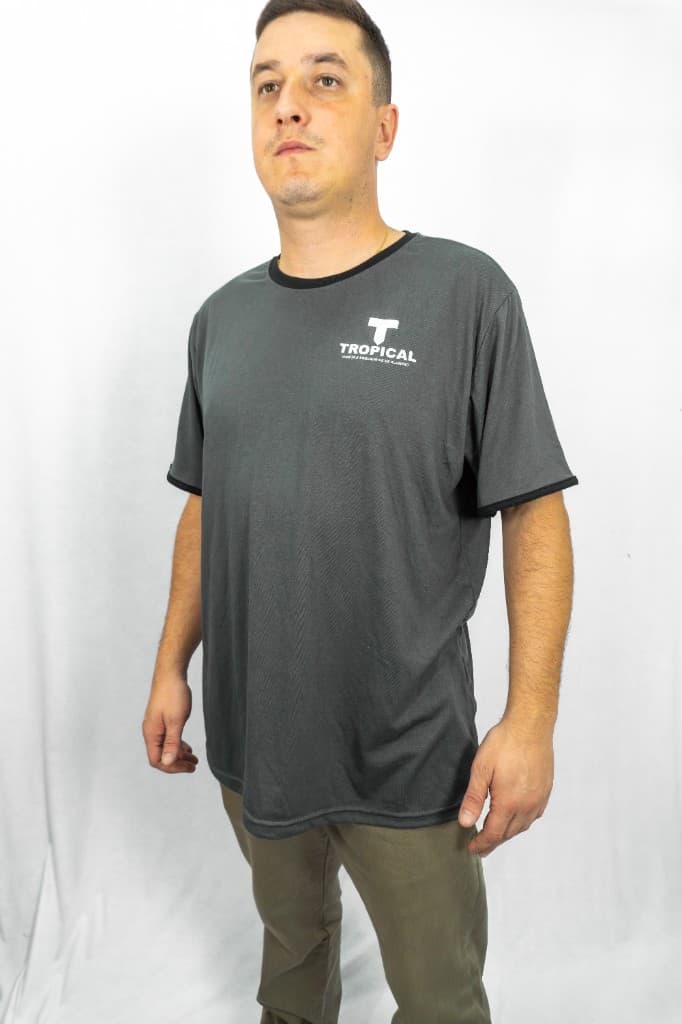Camiseta cinza com viés preto, vista de frente