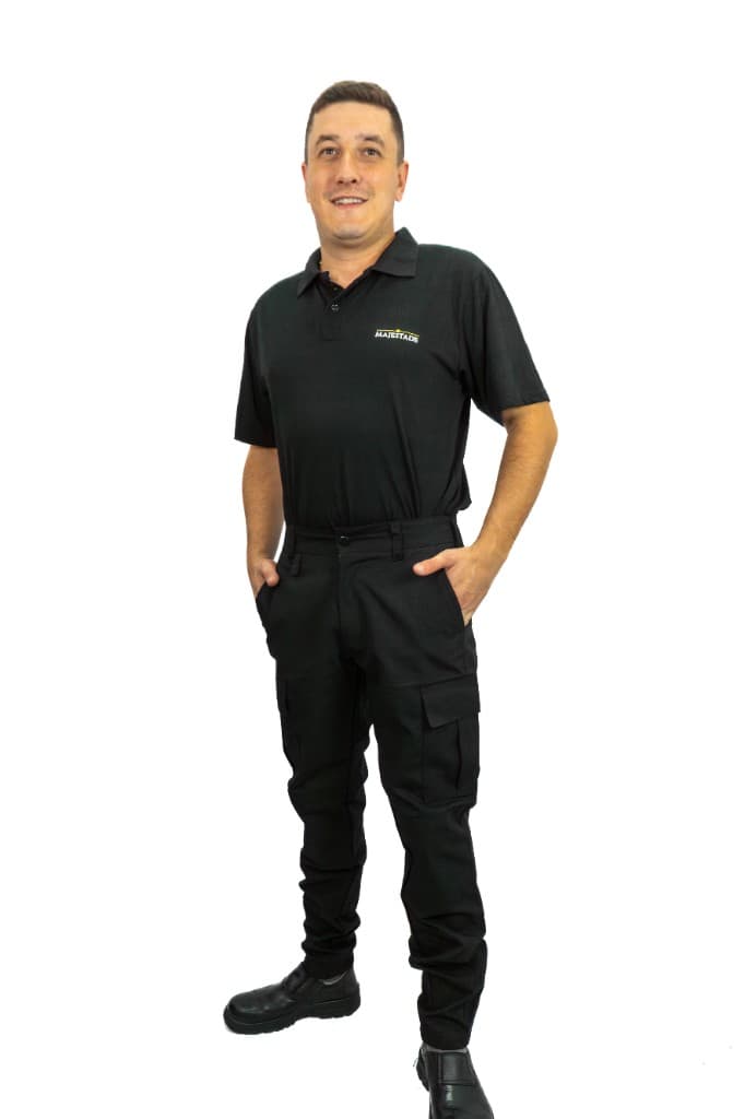 Polo preta com calça cargo, vista de frente